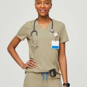 Figs Women’s Slim Catarina one pocket scrub top medium sandstone